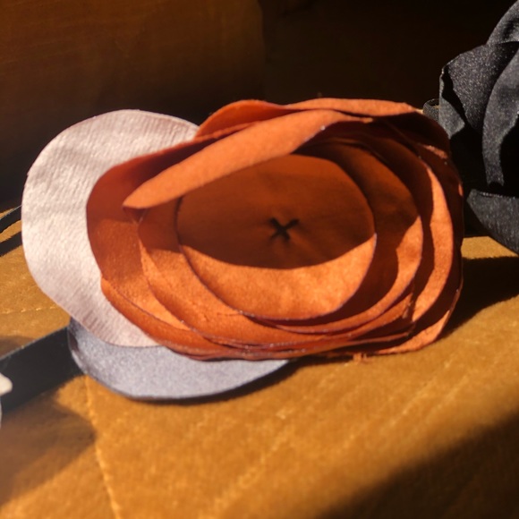 A trio of flower headbands - Picture 4 of 6